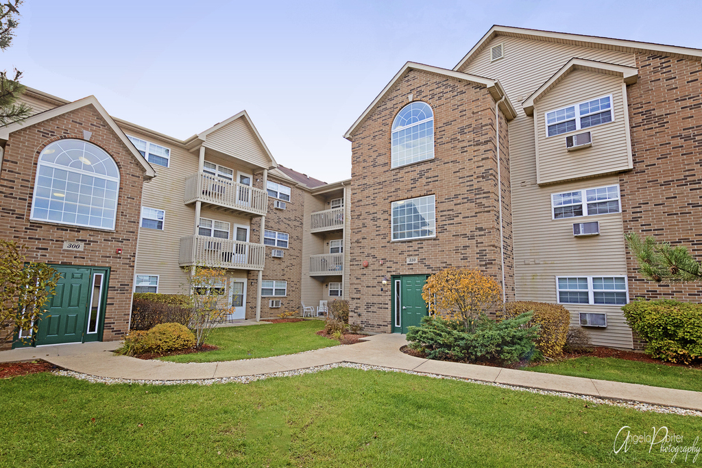 320 Cunat Boulevard - Photo 0