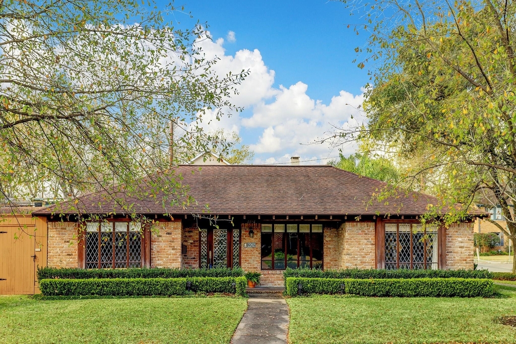 2202 Robinhood - Photo 0