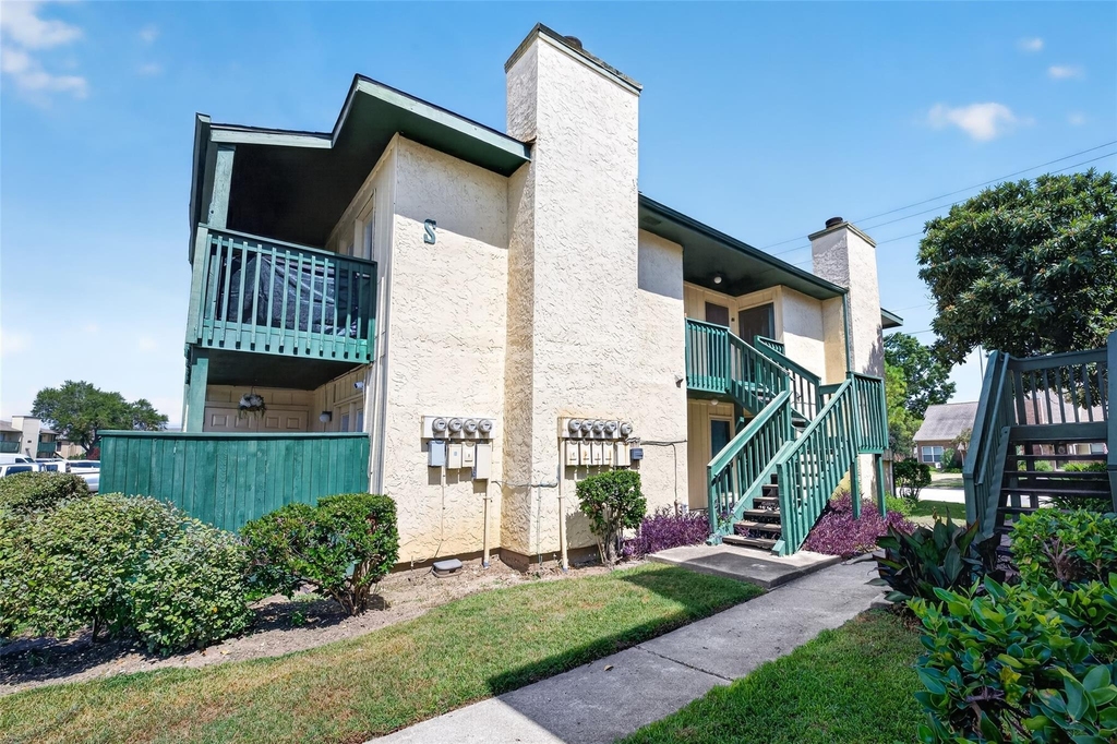 1516 Bay Area Boulevard - Photo 1
