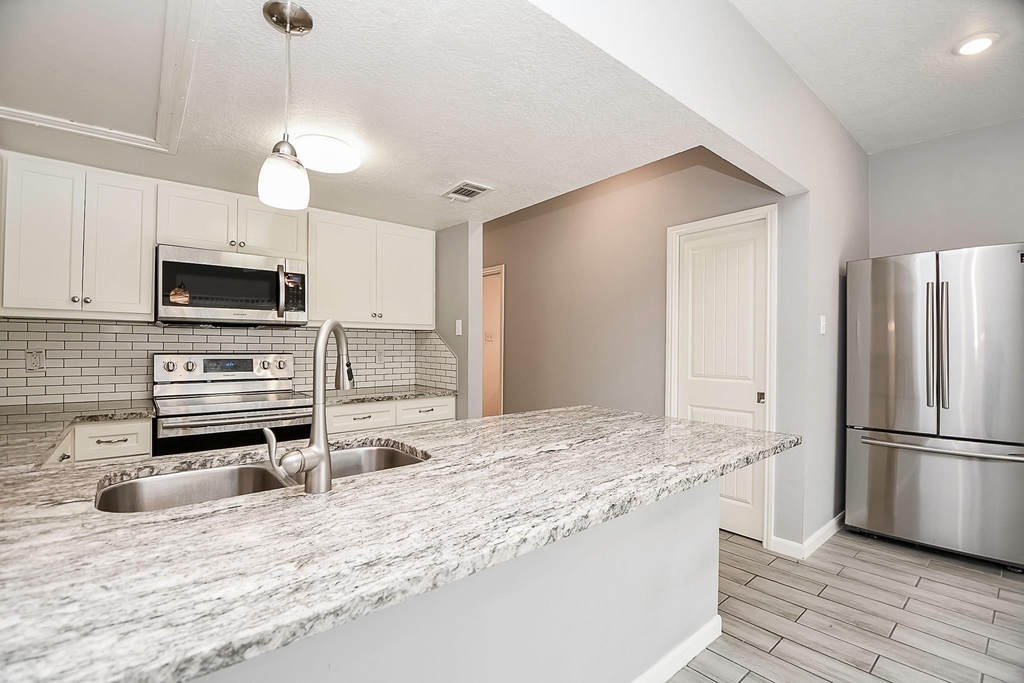 820 Threadneedle Street - Photo 1