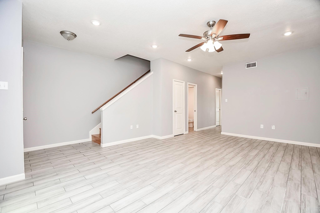 820 Threadneedle Street - Photo 0