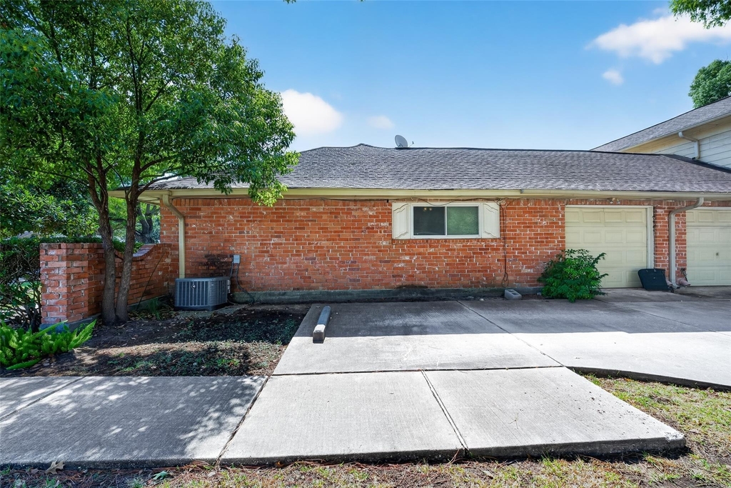 17104 Blackhawk Boulevard - Photo 3