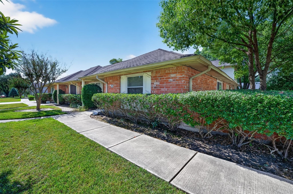 17104 Blackhawk Boulevard - Photo 1
