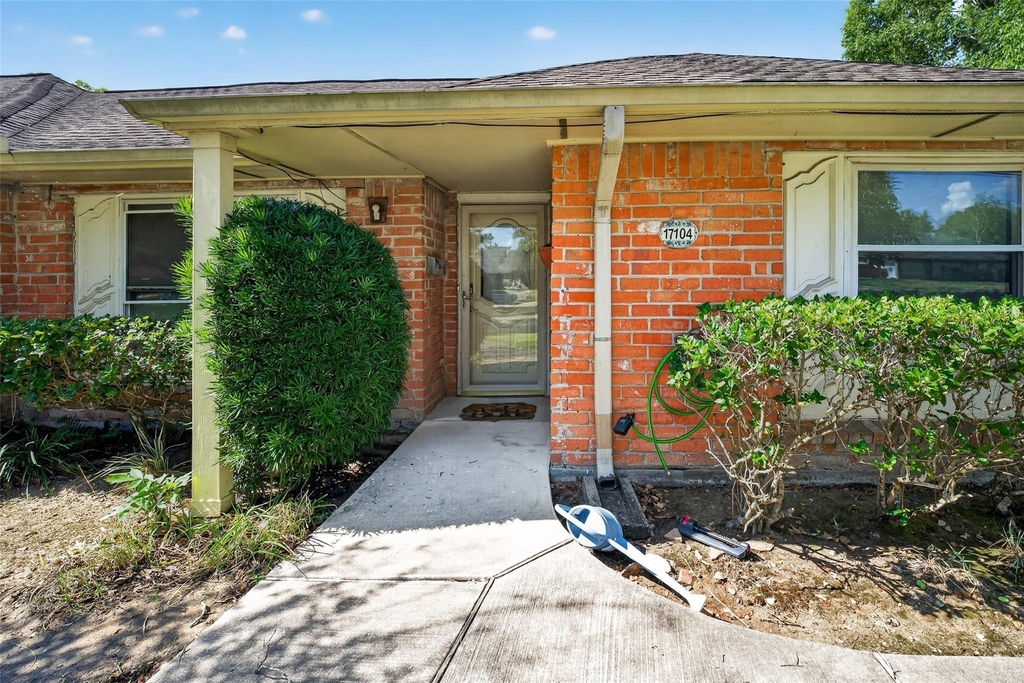 17104 Blackhawk Boulevard - Photo 4