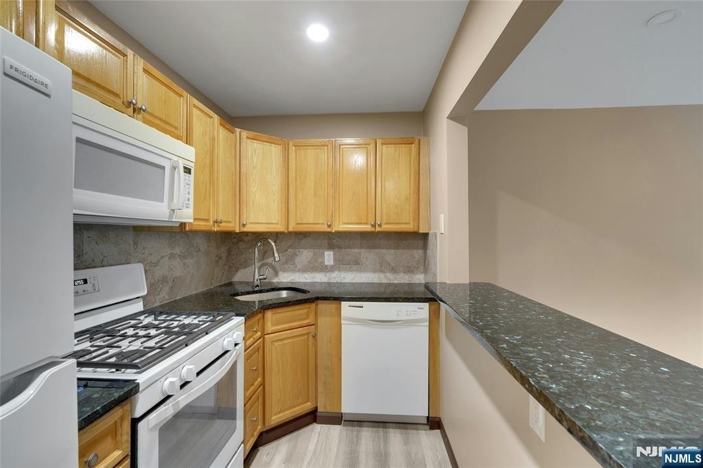 25 Market - Photo 4