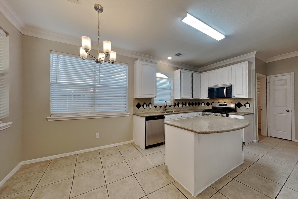 4731 Silverlake Drive - Photo 3