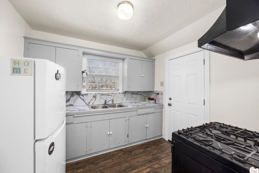 1501 Godwin Street - Photo 10