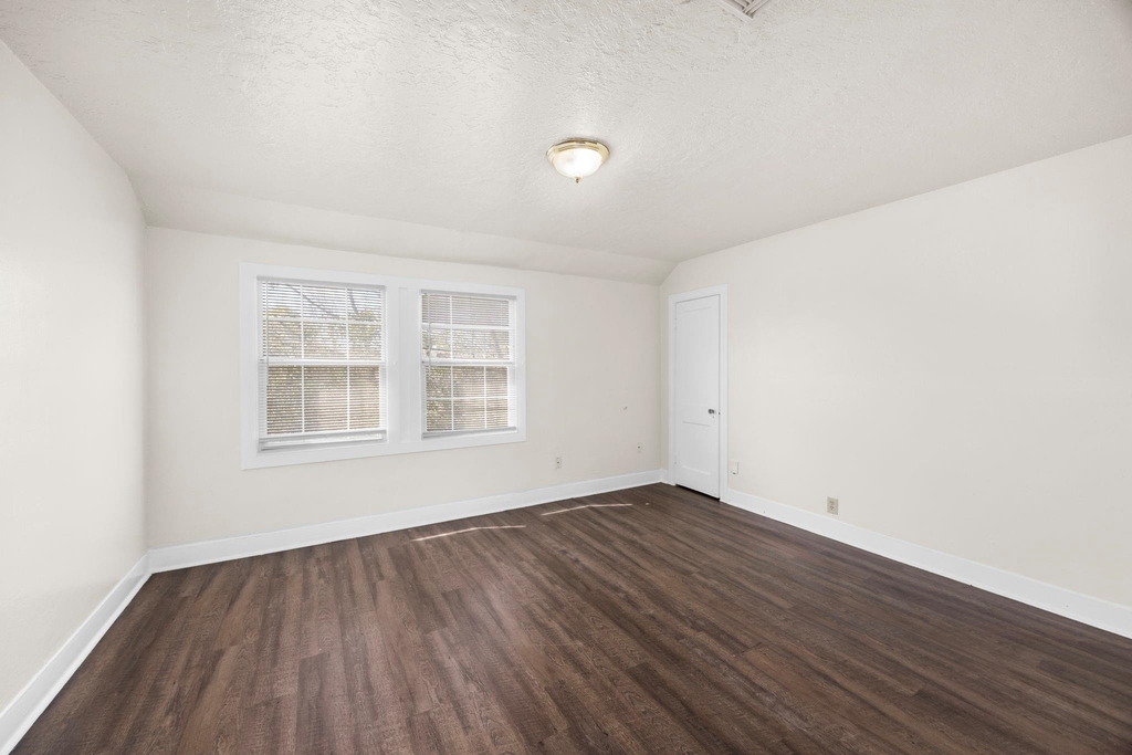 1501 Godwin Street - Photo 6