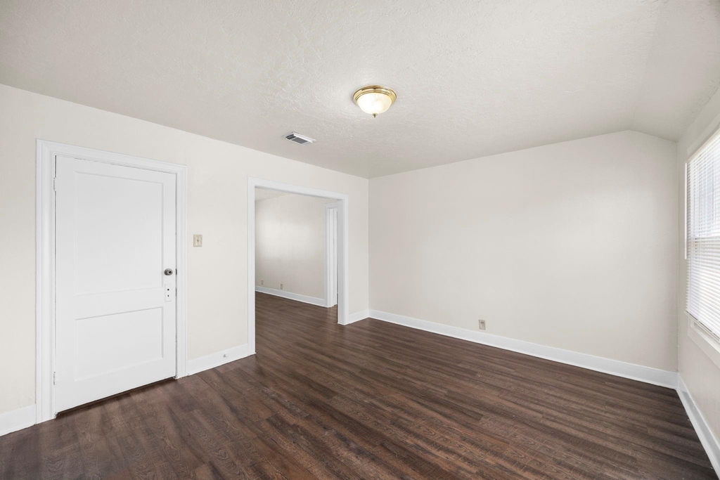 1501 Godwin Street - Photo 7