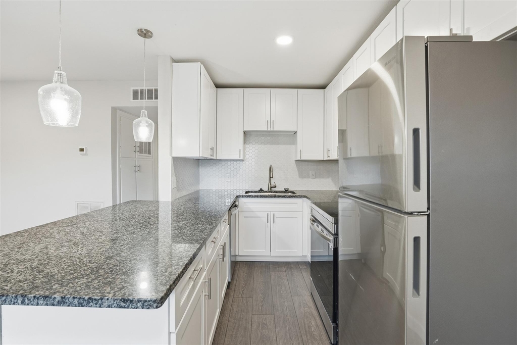 201 S Kansas Avenue - Photo 1