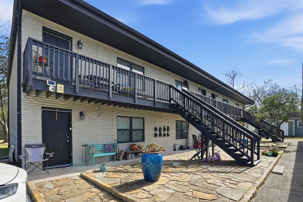 201 S Kansas Avenue - Photo 0