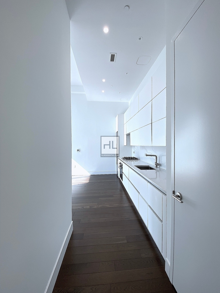 East 44th Street - Photo 0