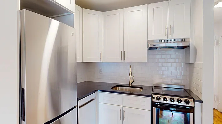 1485 First Ave - Photo 3