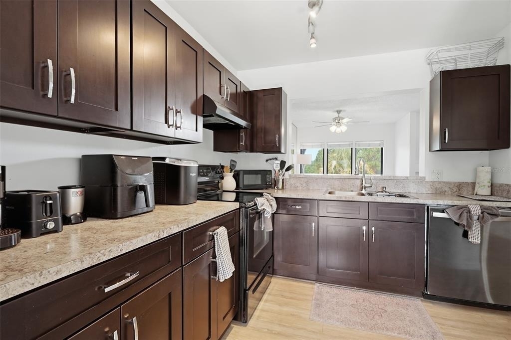 2216 Stonington Avenue - Photo 10
