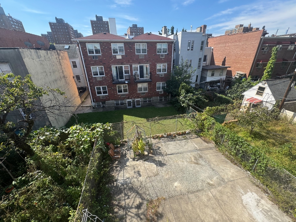 21-20 Broadway - Photo 4