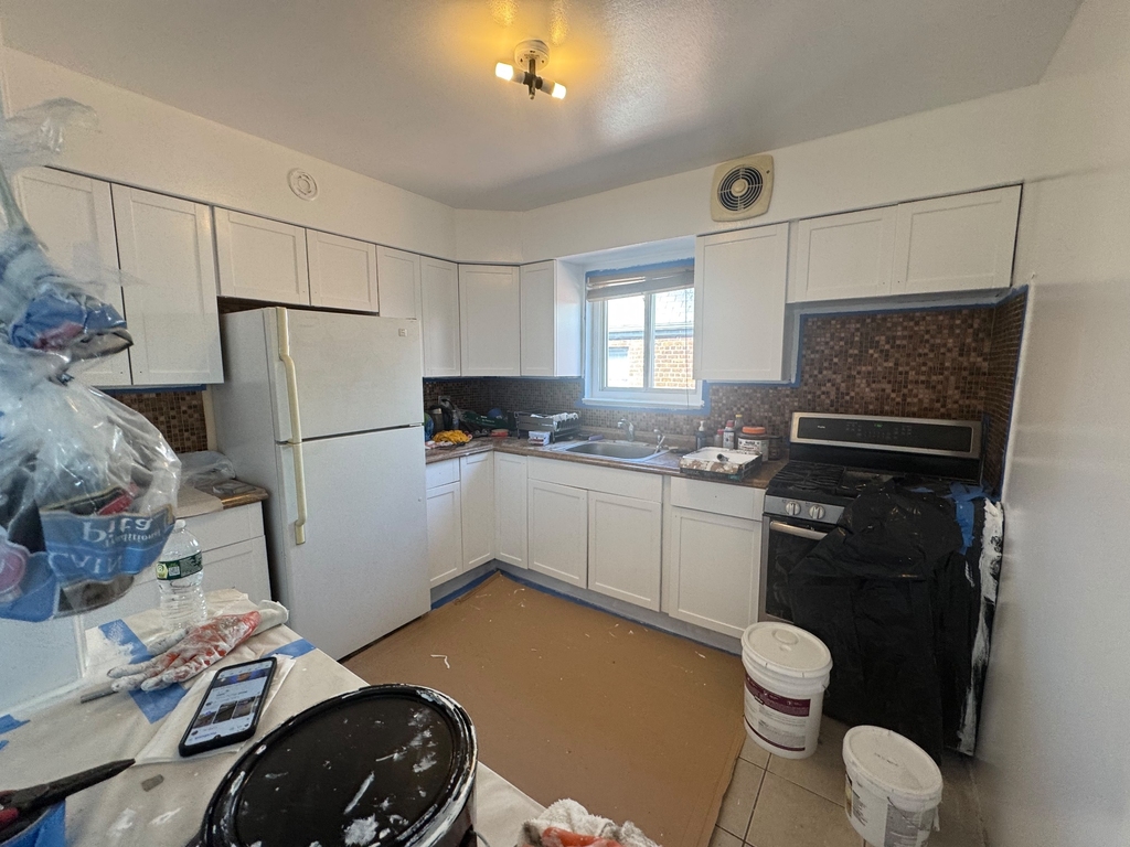 21-20 Broadway - Photo 1