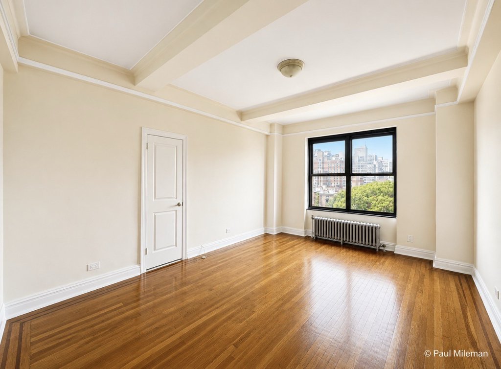 E 10th st / 2nd Ave - Photo 1