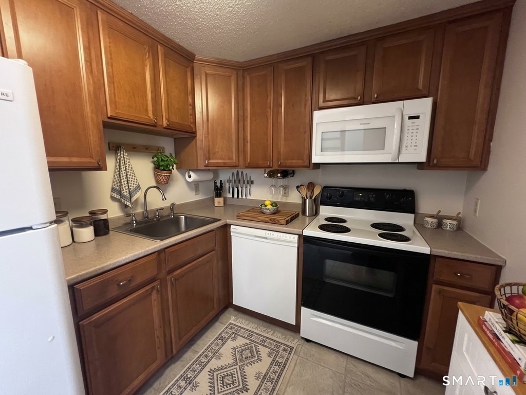 130 Coe Avenue - Photo 1