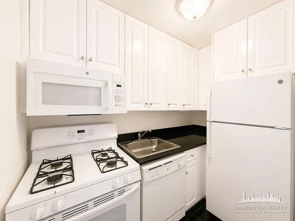 East 12th Street - Photo 4