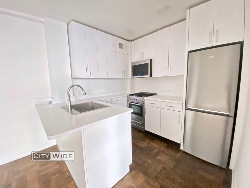 160 East 55th Street - Photo 2