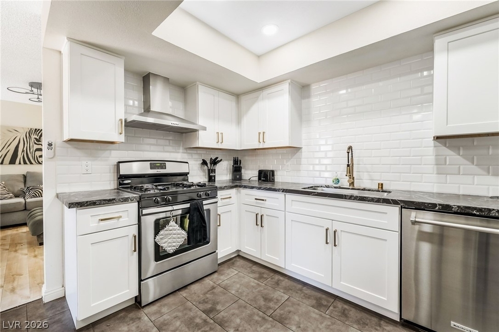 5576 W Rochelle Avenue - Photo 11