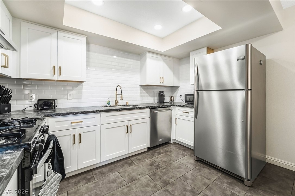 5576 W Rochelle Avenue - Photo 10