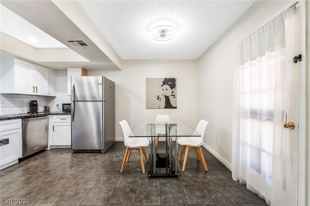 5576 W Rochelle Avenue - Photo 1