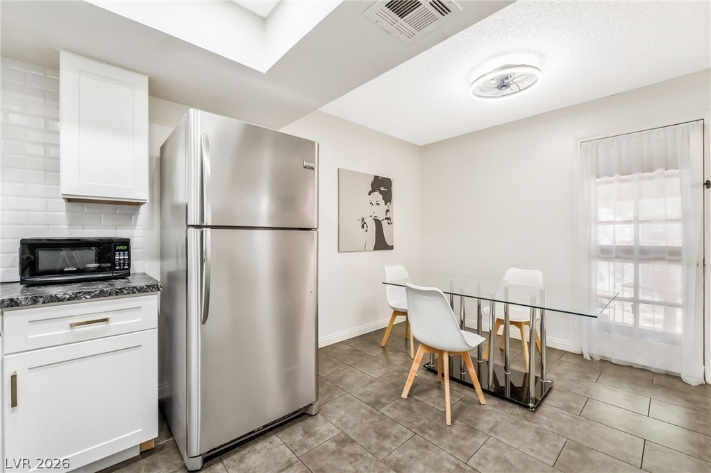5576 W Rochelle Avenue - Photo 12