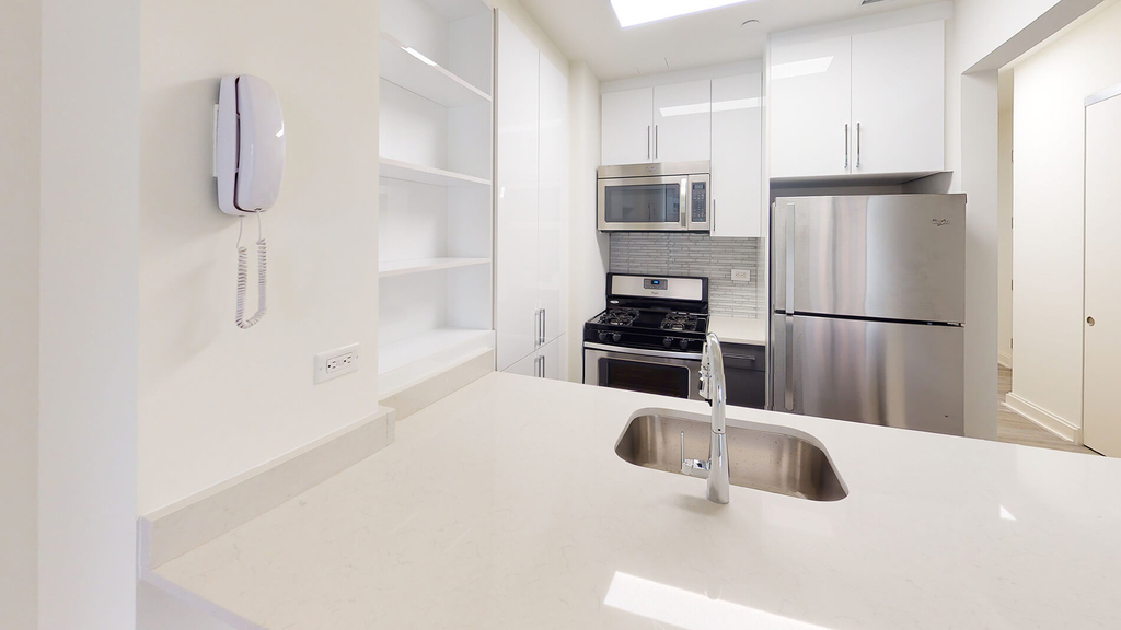 10 Hanover Square - Photo 1