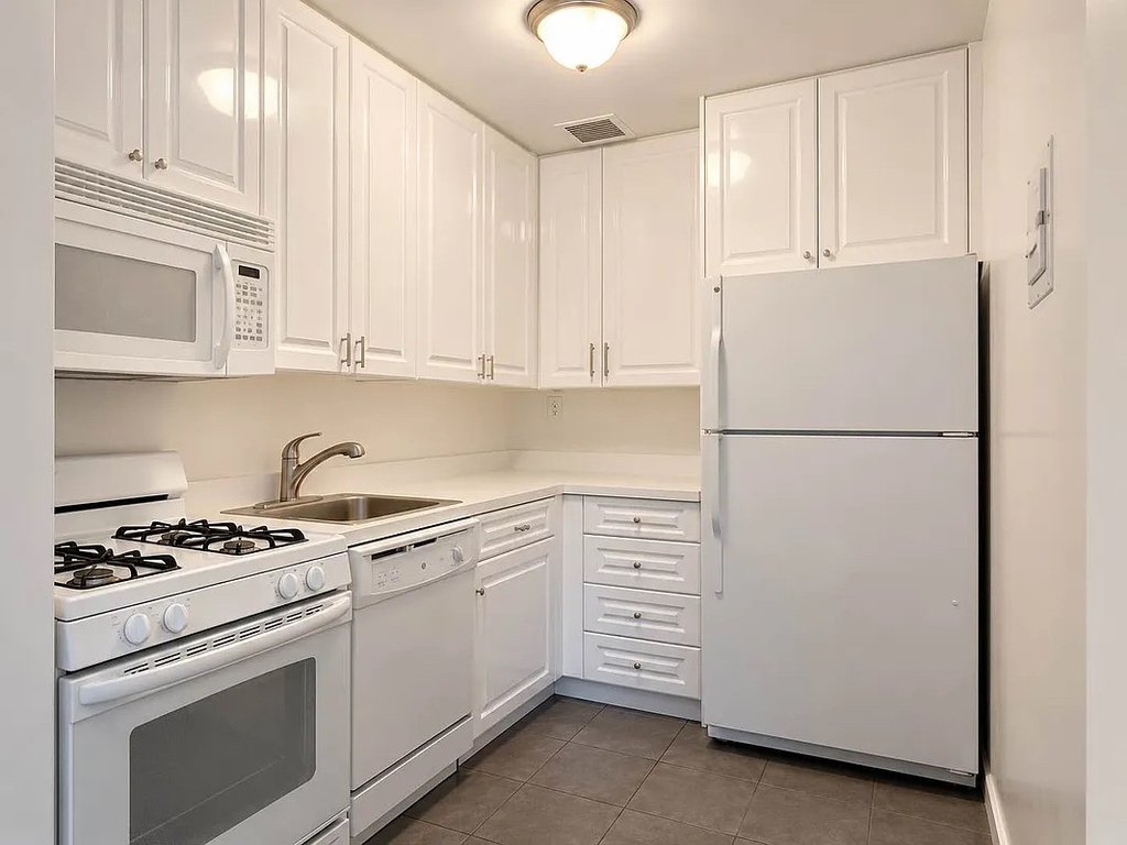 201 East 12th Street - Photo 3
