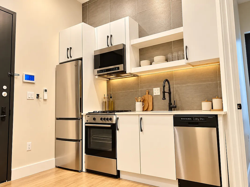 92 Manhattan Avenue - Photo 2