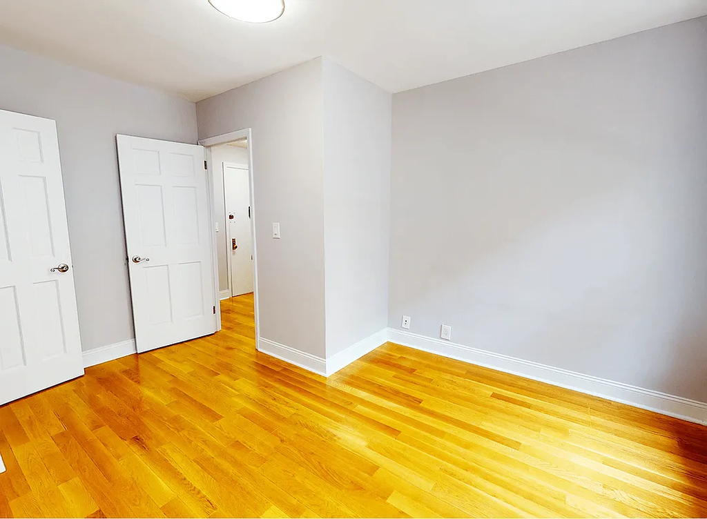 Clinton Street - Photo 4