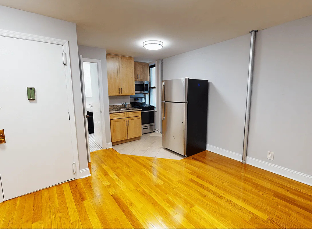 Clinton Street - Photo 1
