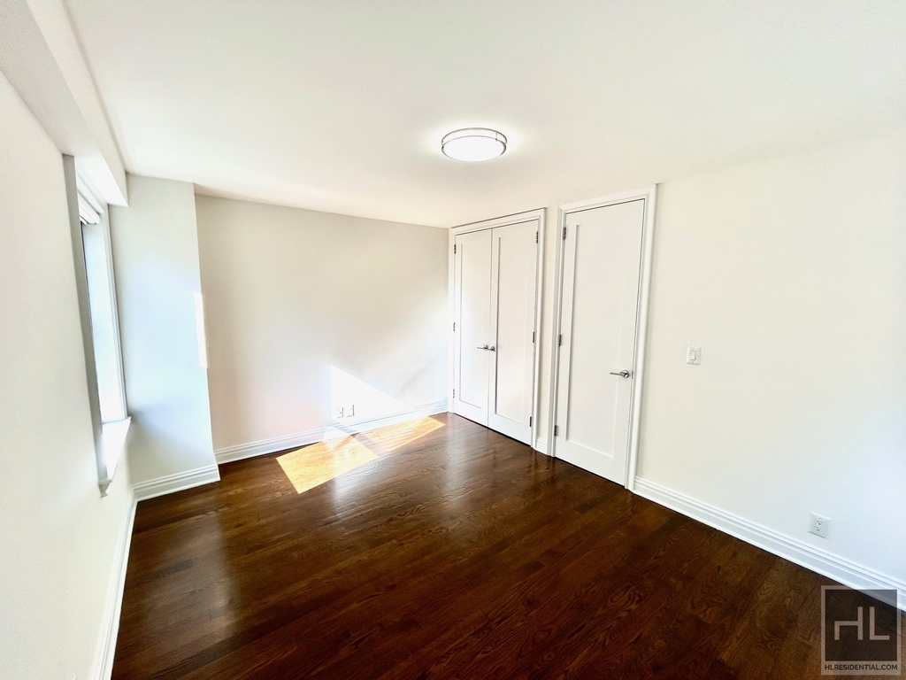 East 89th Street - Photo 4