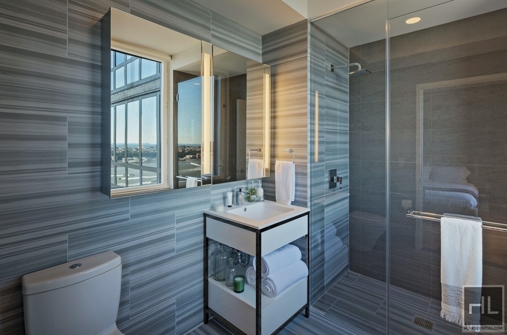 West 42 Street - Photo 1