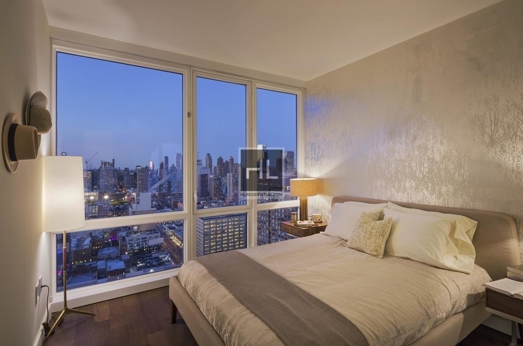 West 42 Street - Photo 2