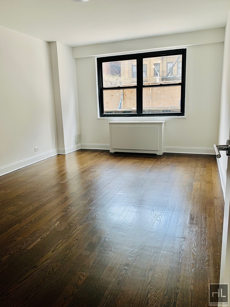 E 16 St - Photo 3