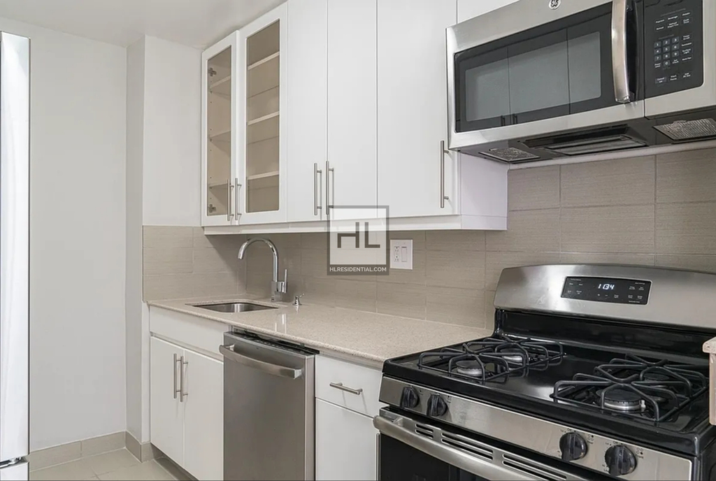 Second Avenue - Photo 1
