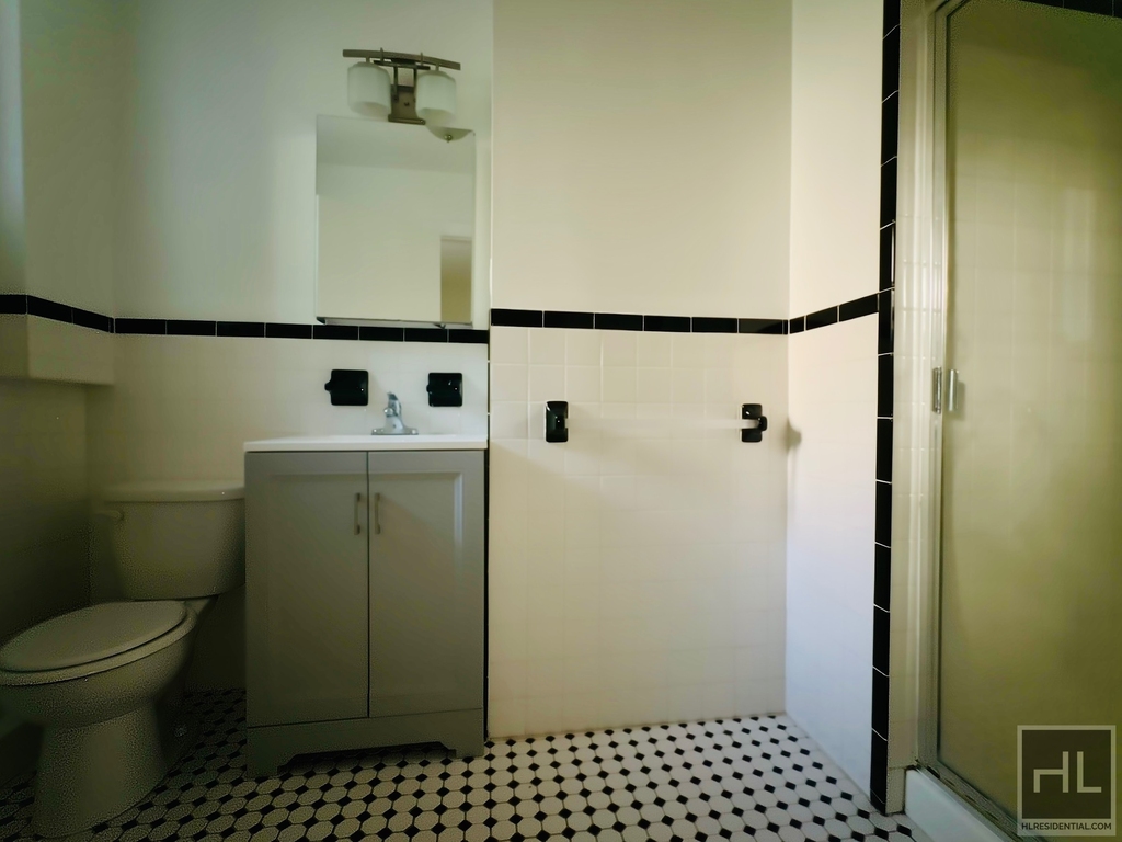 Martine Avenue - Photo 4