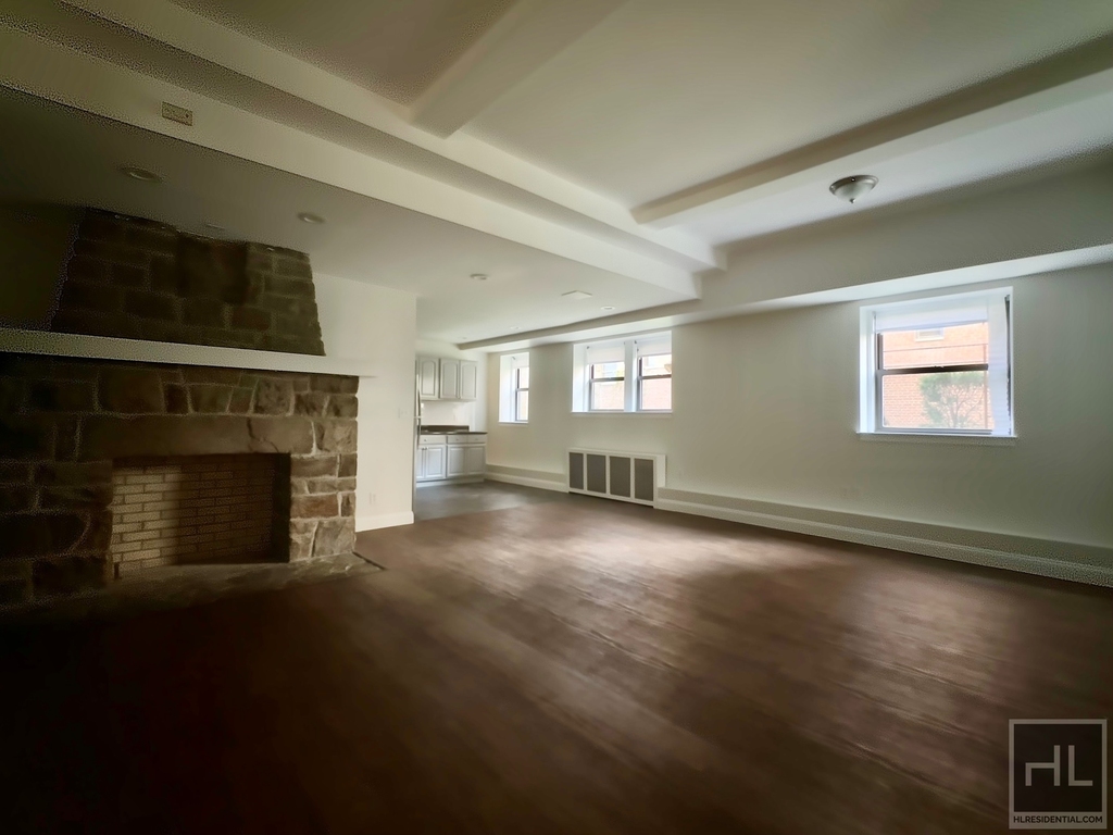 Martine Avenue - Photo 1