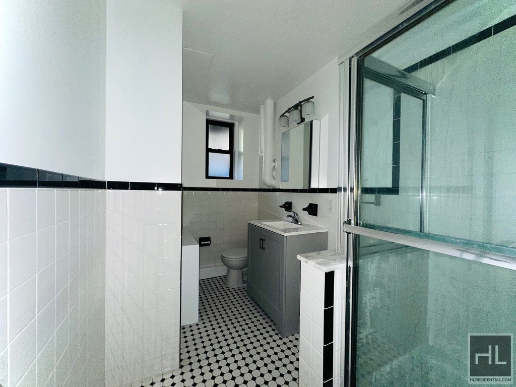 Martine Avenue - Photo 7