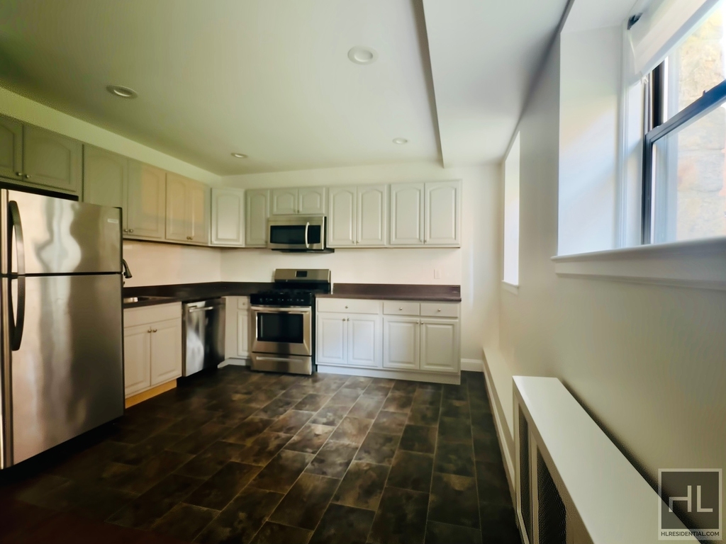 Martine Avenue - Photo 2