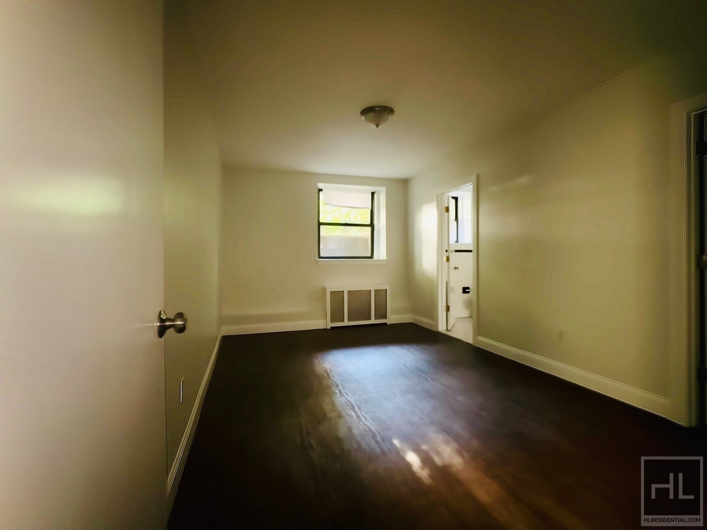 Martine Avenue - Photo 3
