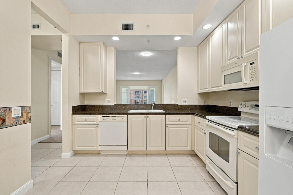 19 Harbour Isle Drive W - Photo 1