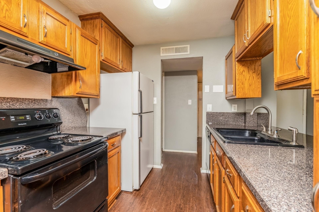 7005 Wildbriar Court E - Photo 6
