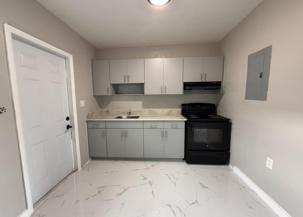 832 Nw 10th Street - Photo 2
