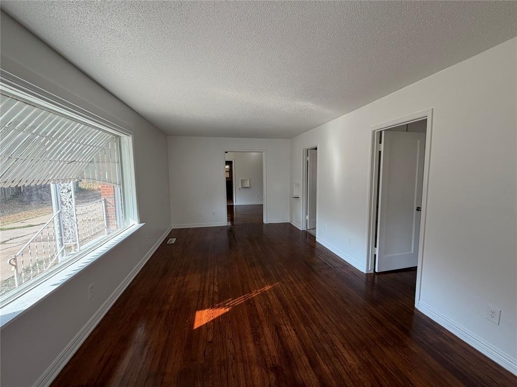 511 E Harmon Drive - Photo 2