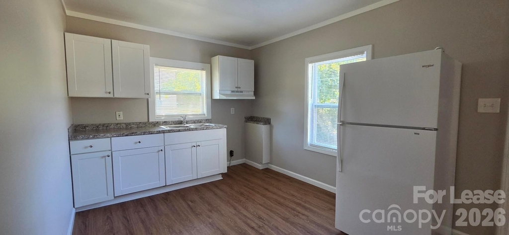 916 Mountain Crest Drive - Photo 2