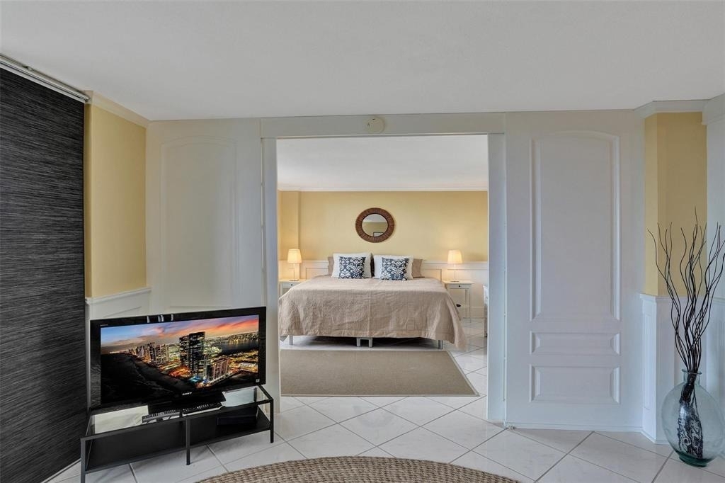 1050 Hillsboro Mile - Photo 8