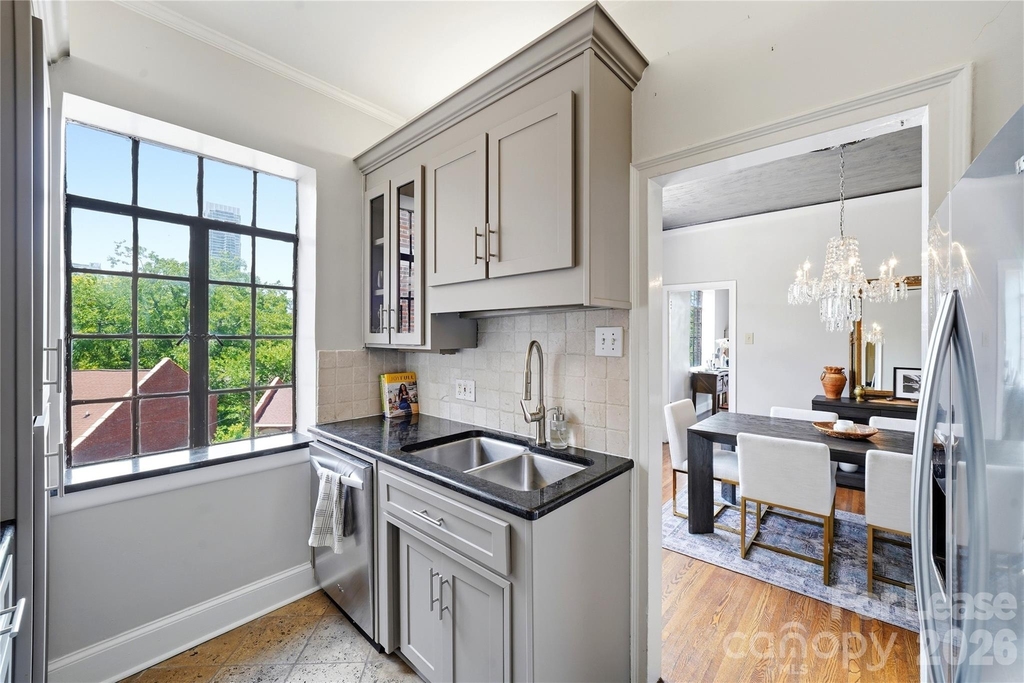 301 W 10th Street - Photo 10